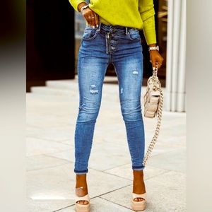 Button Zip Detail Ripped
Skinny Jeans